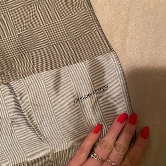 New with tags Giorgio Armani 100% silk scarf - Picture 3 of 4